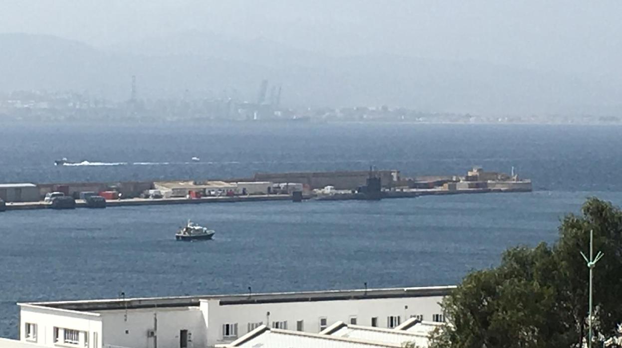 Al fondo de la imagen, el submarino HMS Talent, en la base naval de Gibraltar.