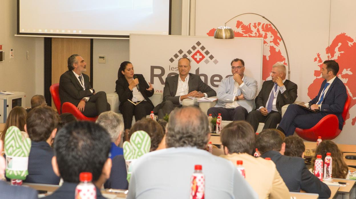 Unas de las mesas de debate en Les Roches