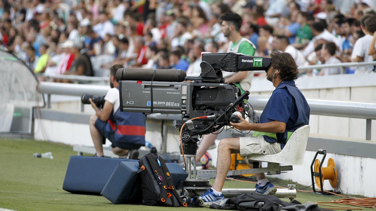 Un operador de cámara de televisión, en El Arcángel