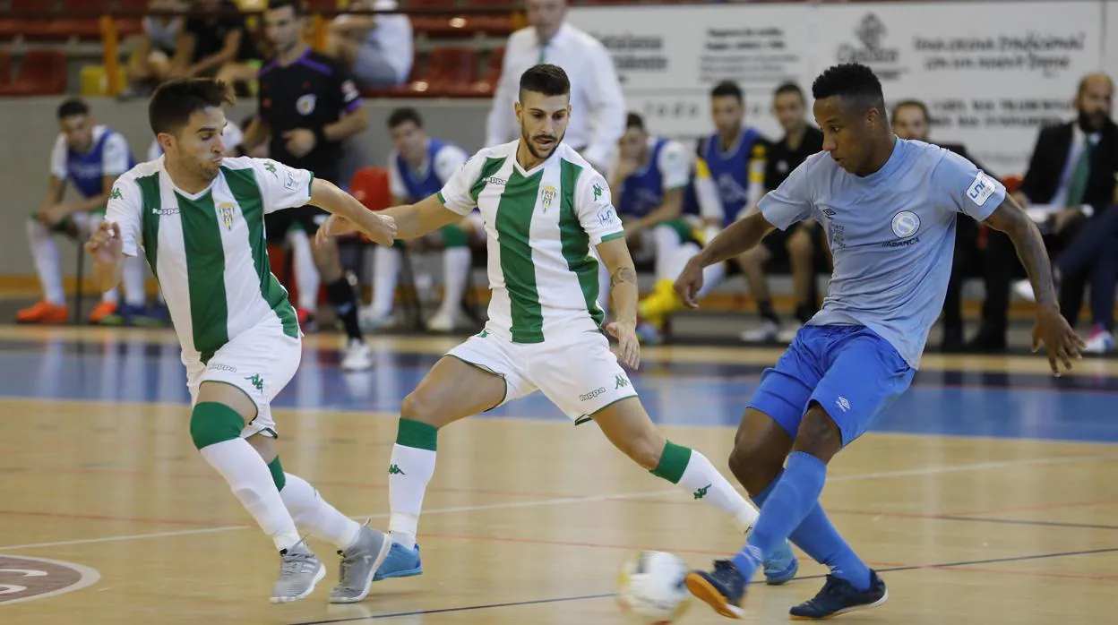 Everton, jugador del Santiago Futsal, conduce la pelota ante Catiti y Jesús Rodríguez