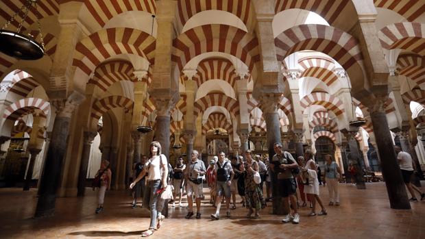 El Ayuntamiento remite al Gobierno y a la Junta el informe sobre la titularidad de la Mezquita-Catedral