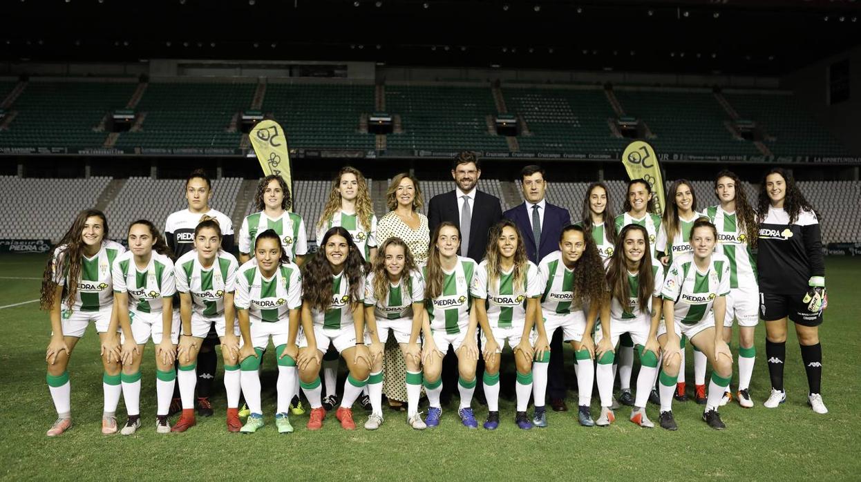 La plantilla del Córdoba CF Femenino posa durante la presentación en El Arcángel