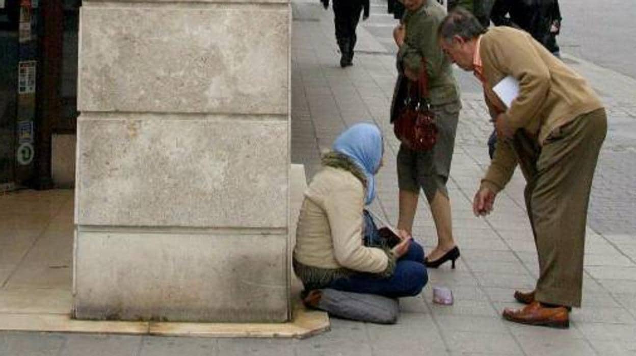 Una mendiga pidiendo en la calle, en una imagen de archivo