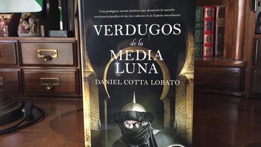 Portada del libro «Verdugos de la media luna»