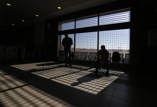 Dos viajeros en la estación de Rabanales