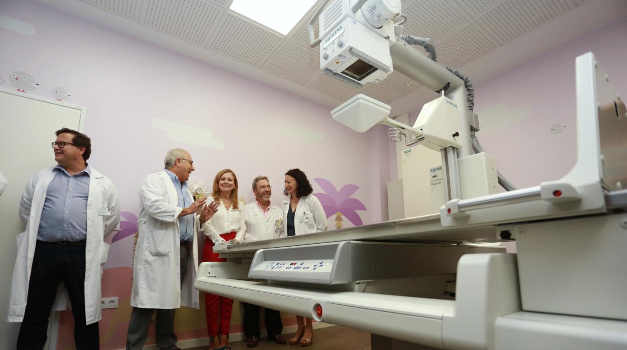 La consejera de Salud, Marina Álvarez, en una visita al hospital Virgen del Rocío sevillano