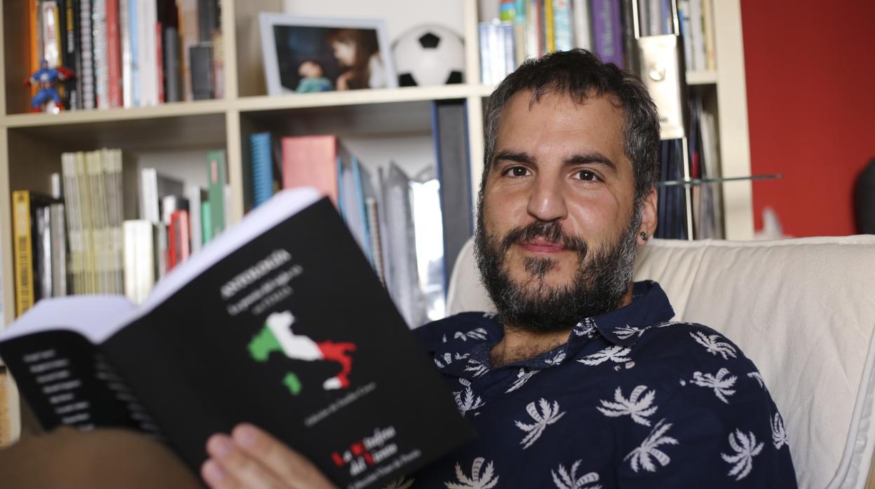 Antonio Agredano, entre libros de poesía