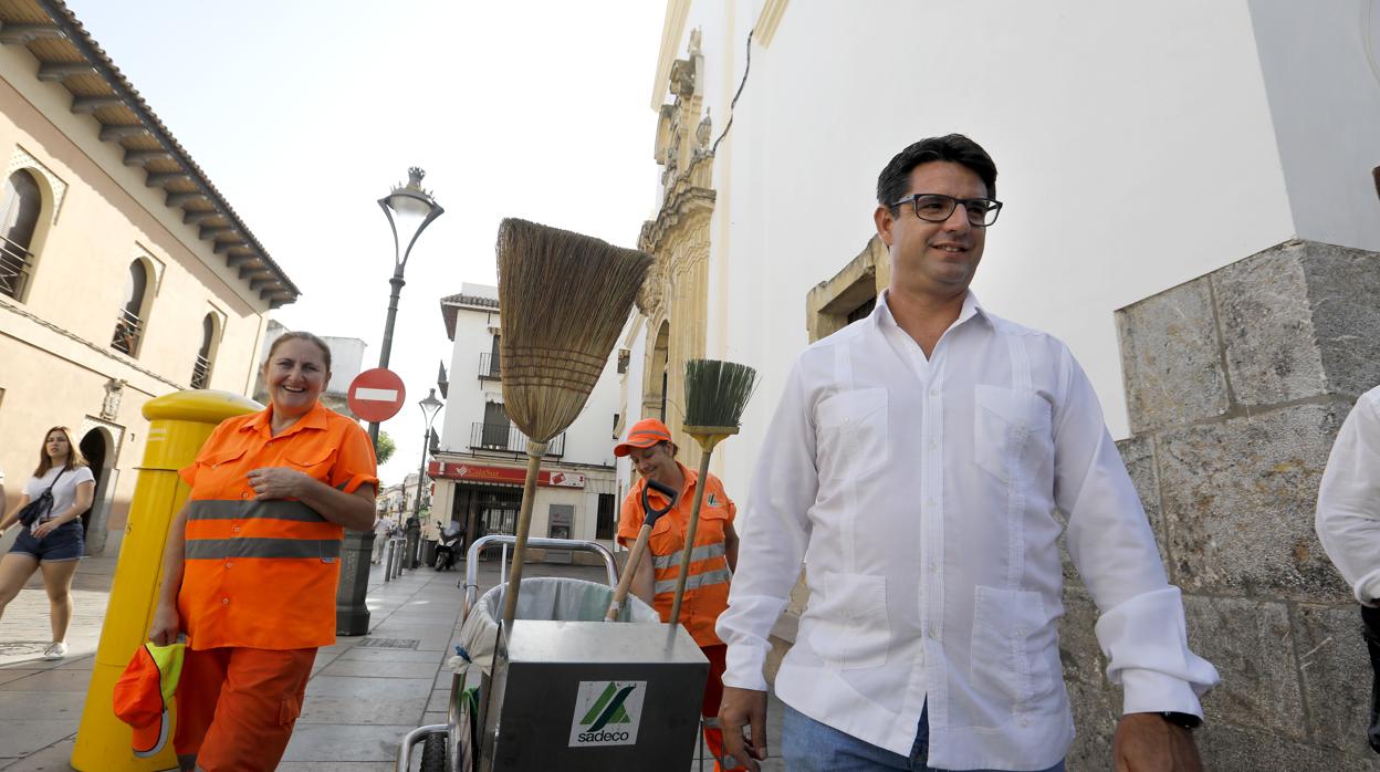 Pedro García junto a unos operarios de Sadeco este pasado verano