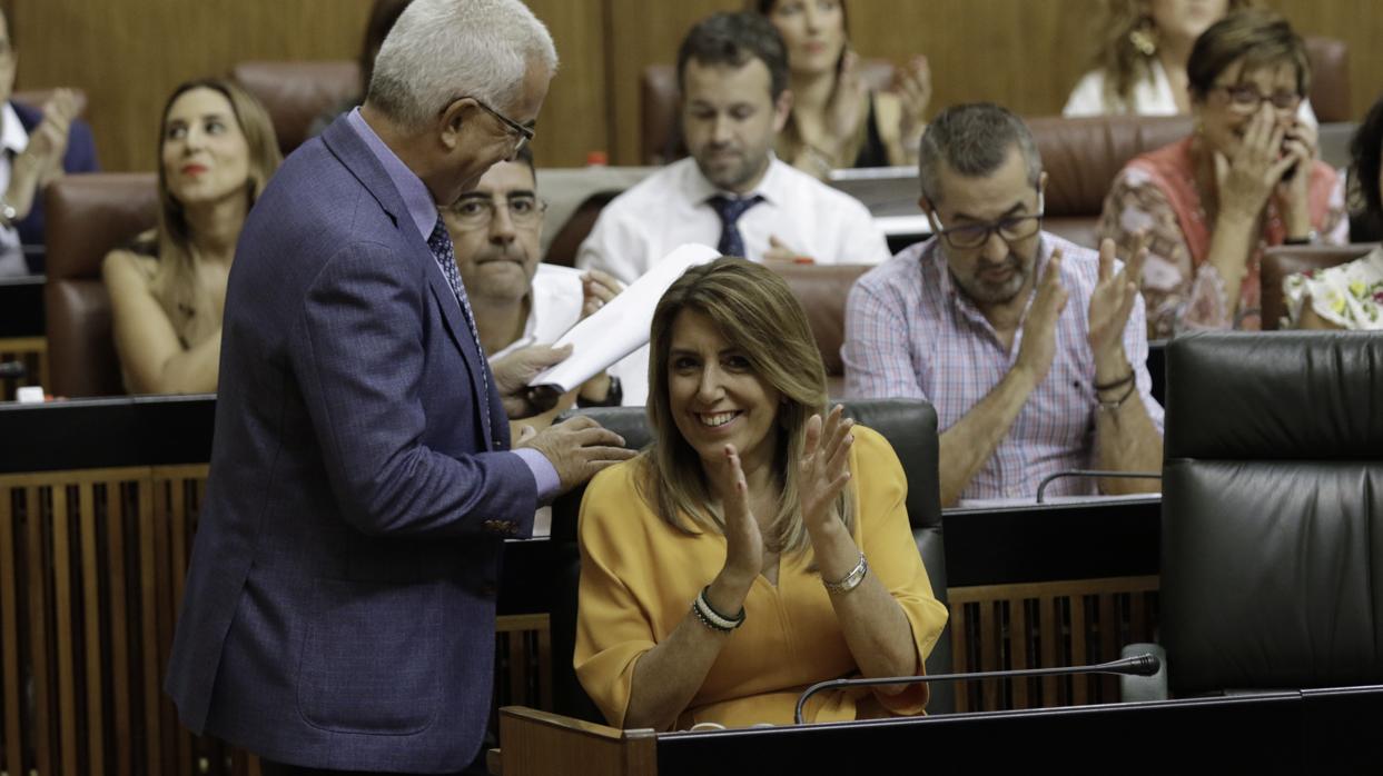 Susana Díaz aplaude al vicepresidente Jiménez Barrios tras la aprobación de la Ley Audiovisual