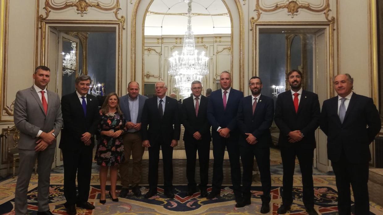 Borrell, con los alcaldes del Campo de Gibraltar, y los presidentes de Diputación y Mancomunidad.