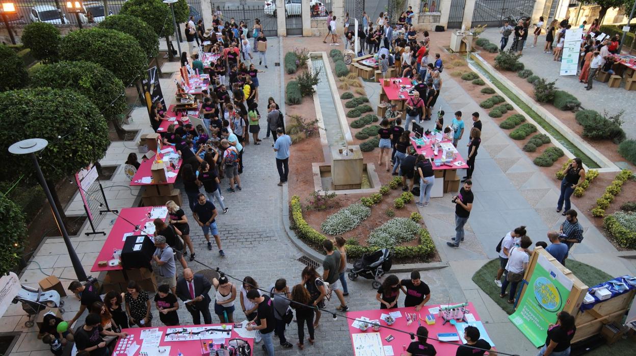 La entrada del Rectorado ha servido para acoger el acto central de la Noche de los Investigadores