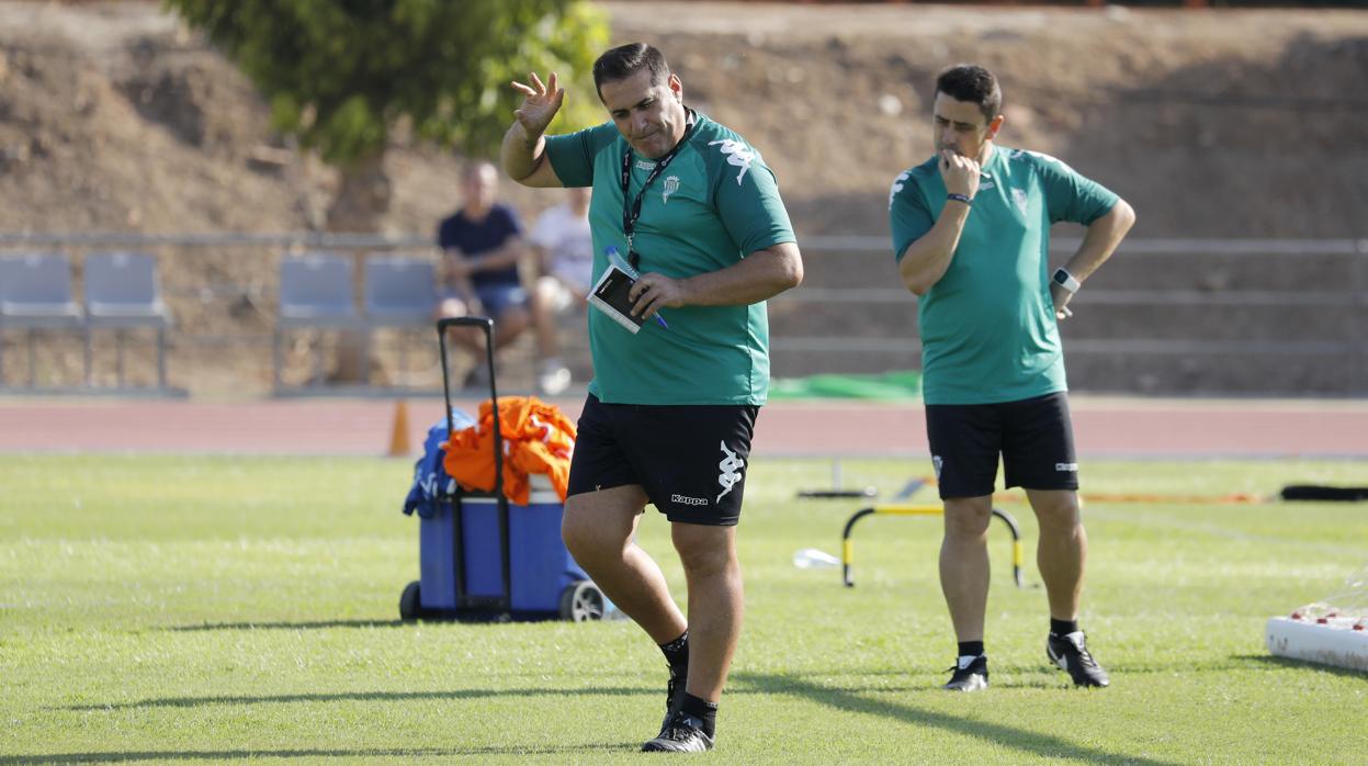 El entrenador del Córdoba CF, José Ramón Sandoval, en el entrenamiento en el Fontanar