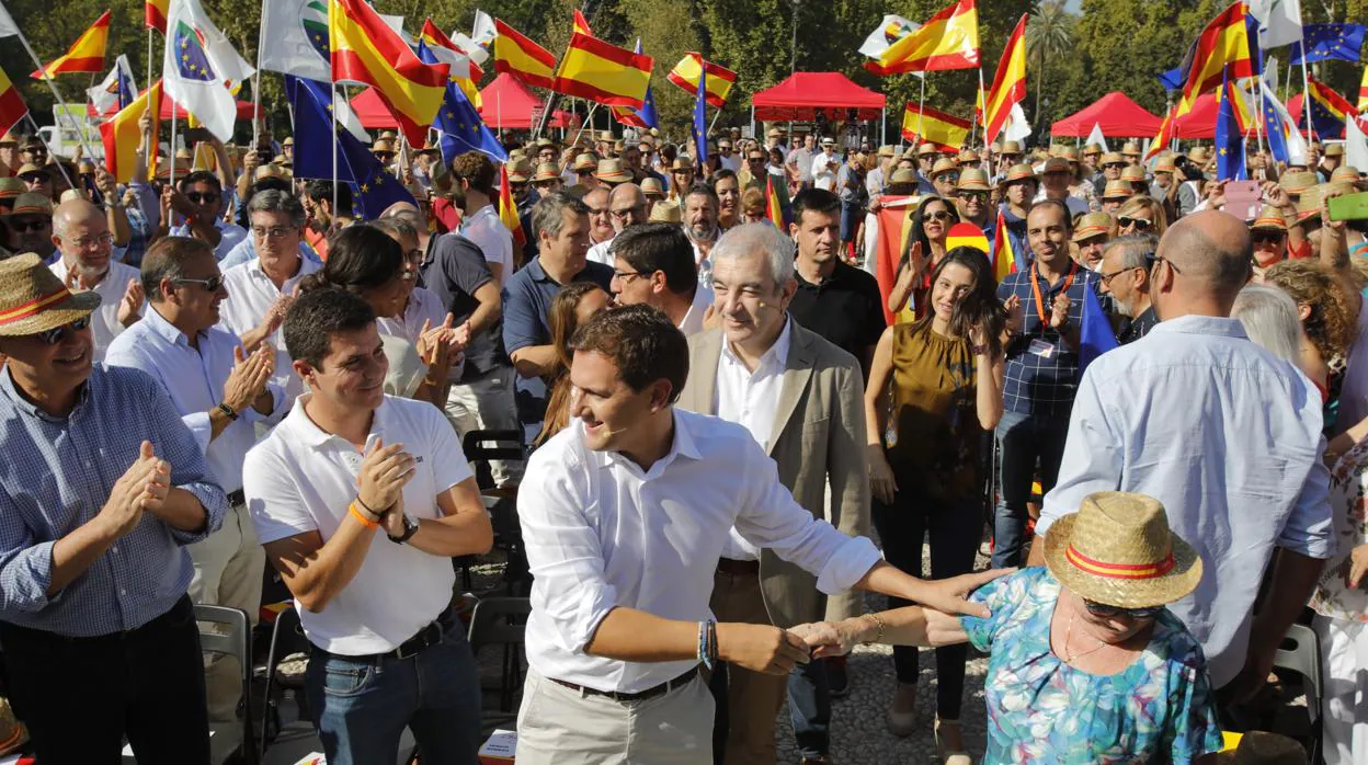 El presidente de Ciudadanos, Albert Rivera, saluda a los asistentes en la Plaza de España