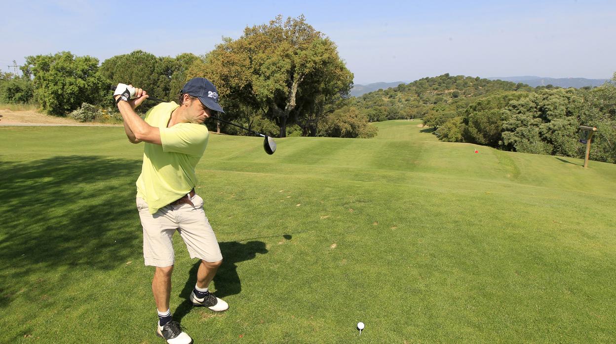 Un golfista empieza un hoyo en el Real Club de Campo de Córdoba