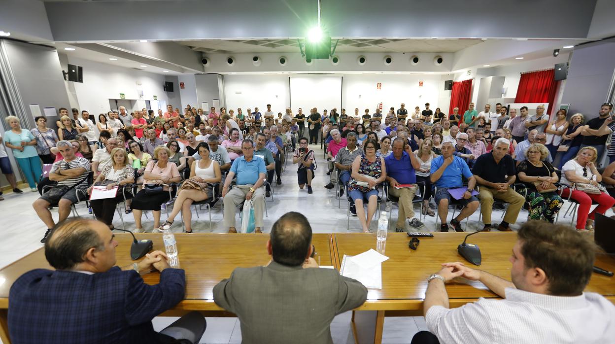 Afectados de iDental, en una asamblea