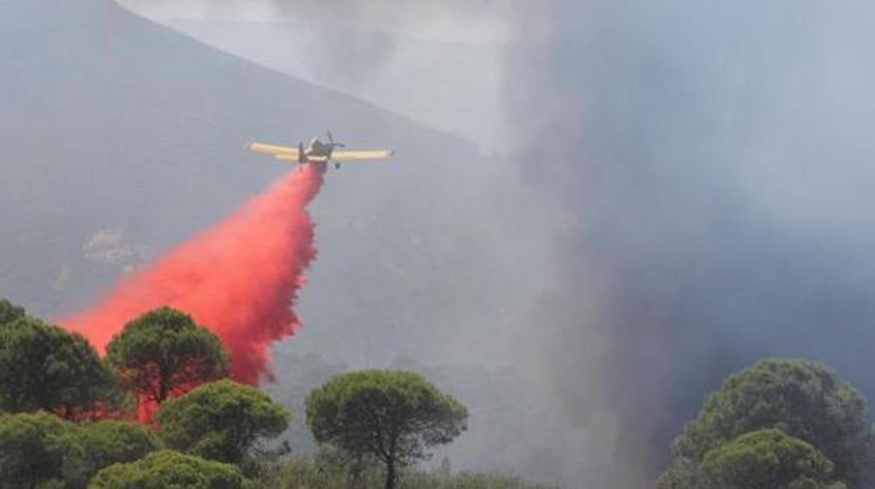 Avión actuando en un incendio en Trassierra