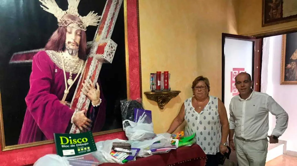 La cofradía del Nazareno dona material escolar al CEIP Campo del Sur