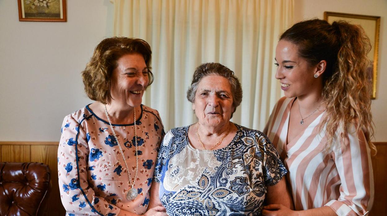 Tránsito Romero junto a su madre y su hija