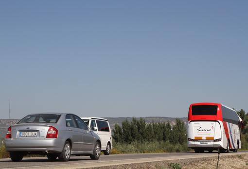 Circulación en Cabra de la futura Autovía del Olivar