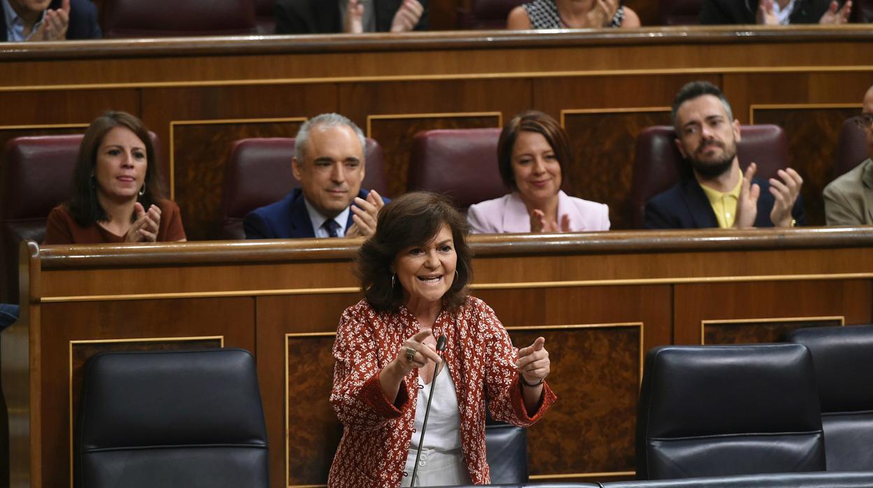 La vicepresidenta del Gobierno, Carmen Calvo, durante su intervención en el pleno del Congreso de los Diputados