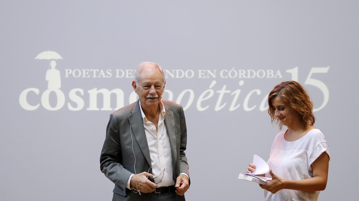 Eduardo Mendoza, con María José Martínez, en su participación en Cosmopoética en Córdoba