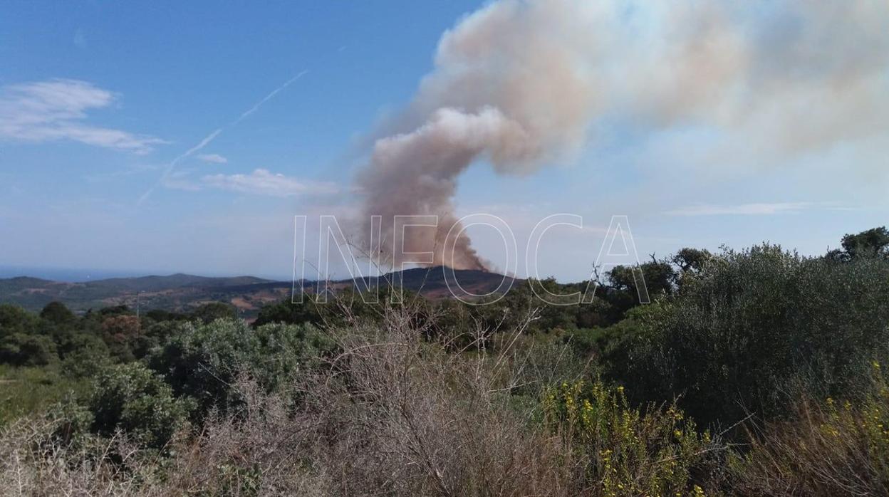 Imagen del Infoca en la que se ve la columna de humo de este incendio.