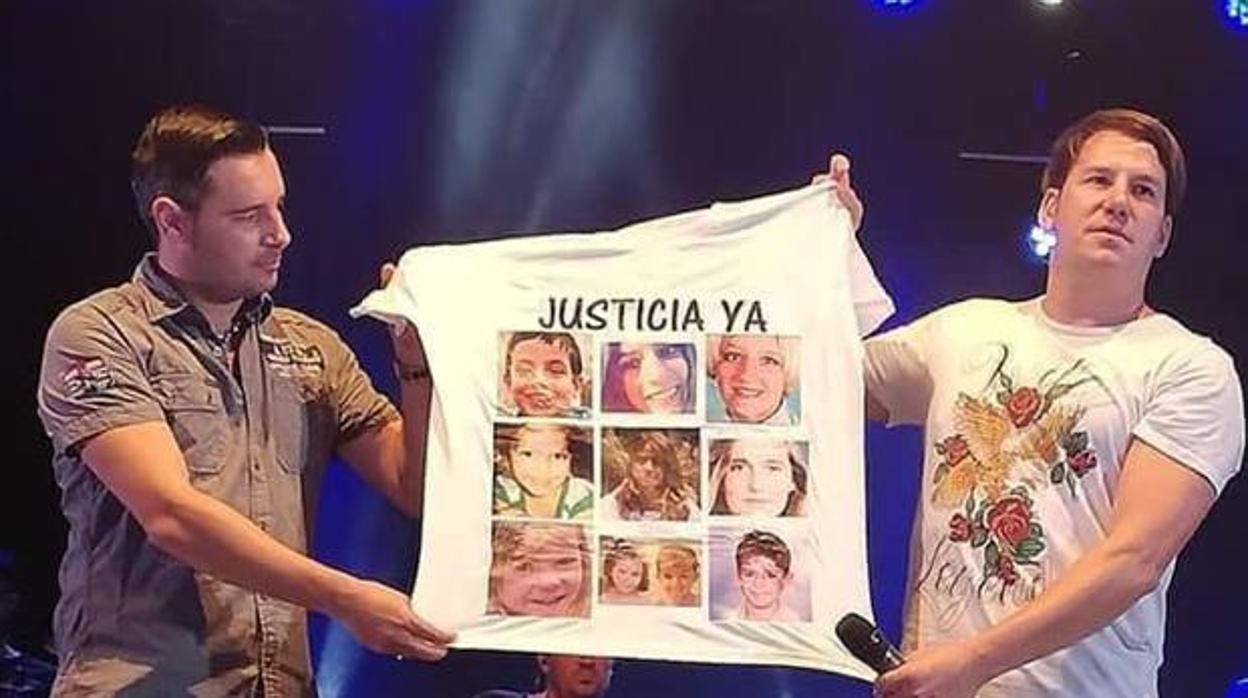 Polémica camiseta que exhibieron Andy y Lucas en un concierto reciente.