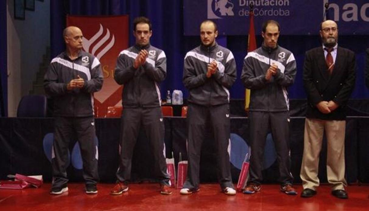 Los jugadores y técnico (izquierda) del Cajasur Priego, antes de un duelo del curso pasado