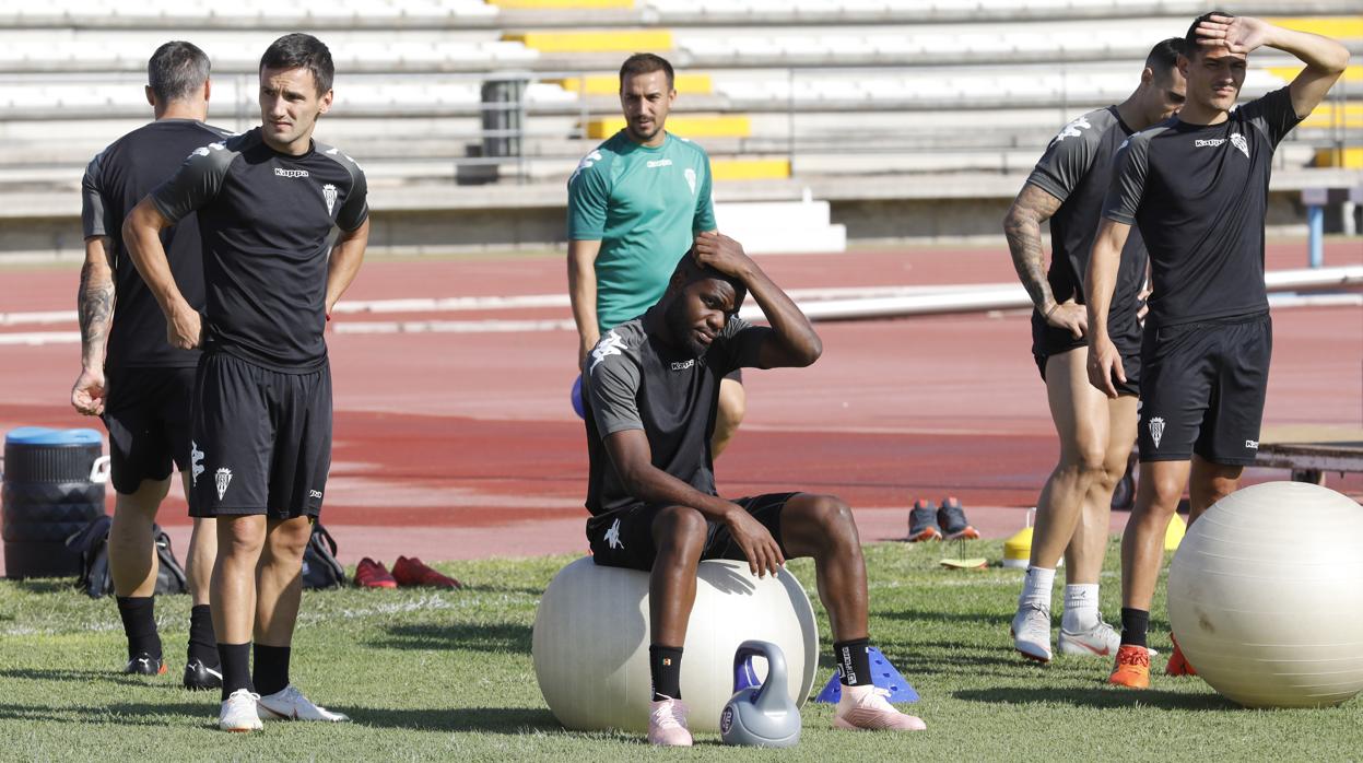 Bambock (centro), junto a Jovanoic (izquierda) y Lourerio, en el entrenamiento en el Fontanar