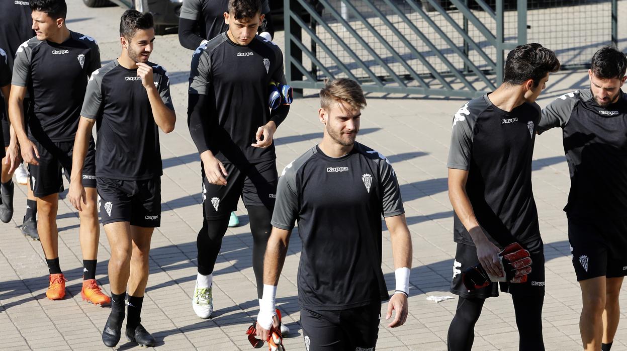 El portero del Córdoba CF Marcos Lavín entra sonriente a un entrenamiento