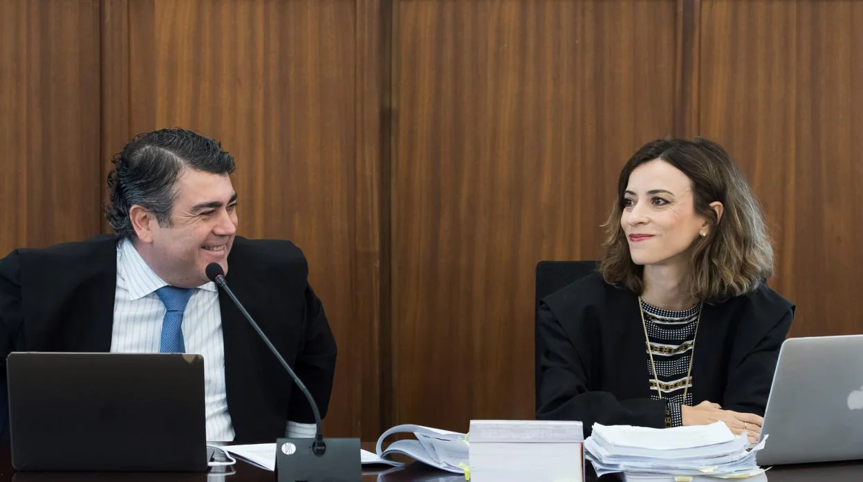 Los abogados del PP-A, Luis García Navarro y Lourdes Fuster, en el juicio de los ERE
