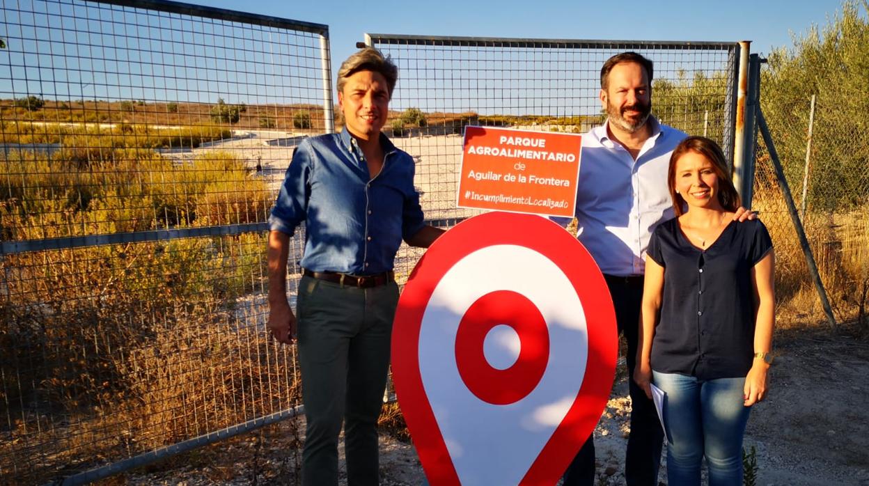 Andrés Lorite, Adolfo Molina y Censi Pérez, en la entrad del solar del Parque Agroalimentario de Aguilar