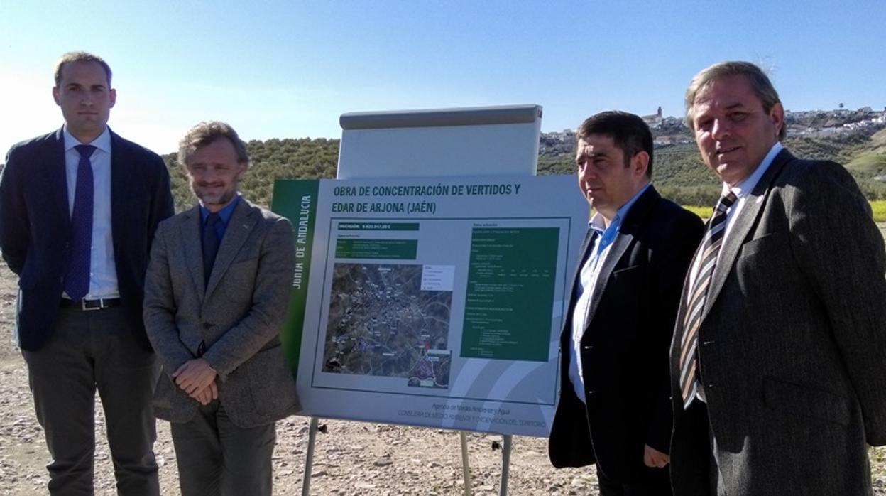 Autoridades durante la presentación del proyecto de ejecución de la estación depuradora de Arjona