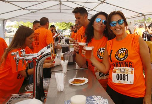 Dos mujeres con una cerveza tras acabar la prueba