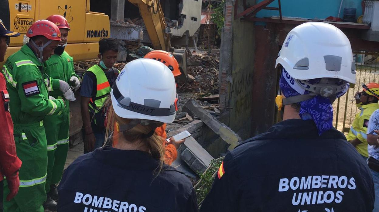 Expedición de bomberos españales, entre los que están los dos de Córdoba, en tareas de rescate en Indonesia