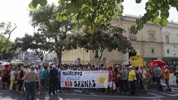 Un instituto de Sevilla «castiga» con faltas injustificadas a los alumnos que se pongan en huelga por el calor