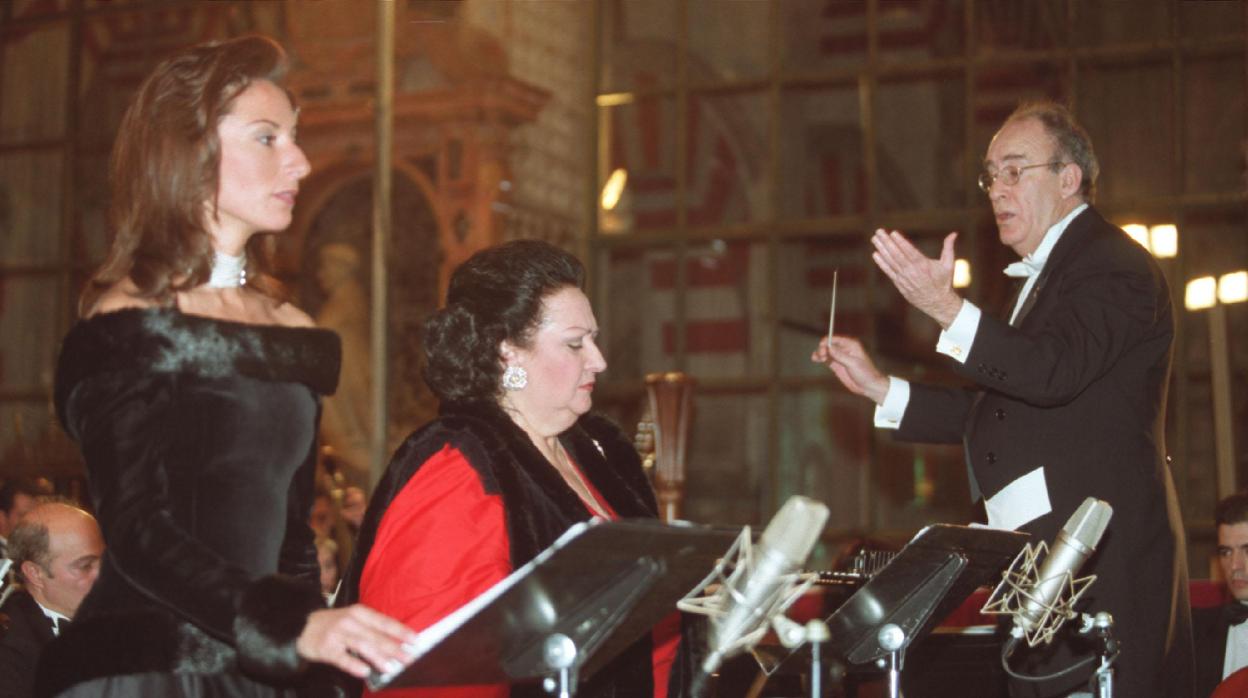 La soprano fallecida, en la Mezquita-Catedral, junto a su hija en 2001