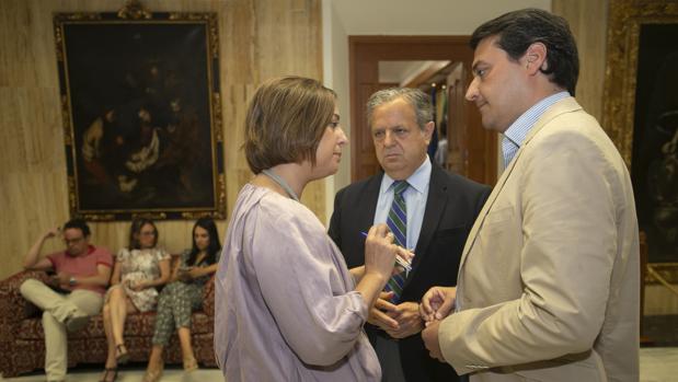 Isabel Ambrosio dialoga con José María Bellido y Salvador Fuentes en un Pleno