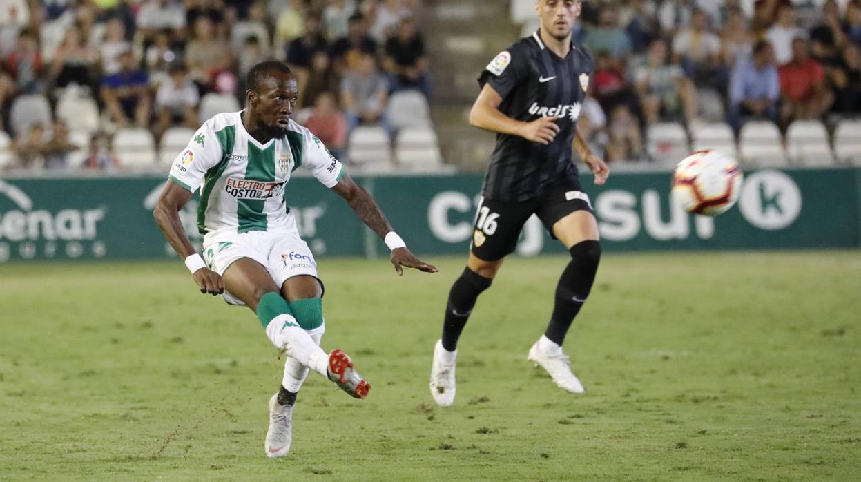 Blati Touré asiste durante el duelo entre el Córdoba CF y la UD Almería