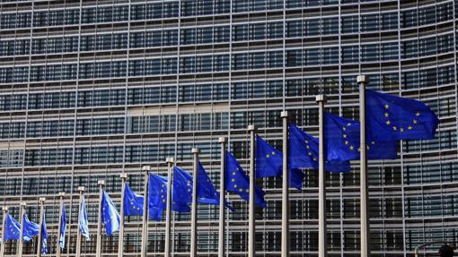 Banderas de la UE ondeando en la sede de la Comisión Europea en Bruselas