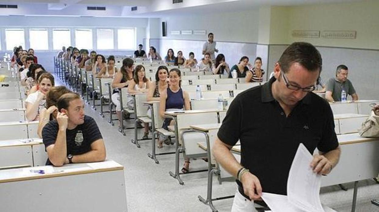 Opositores durante un examen