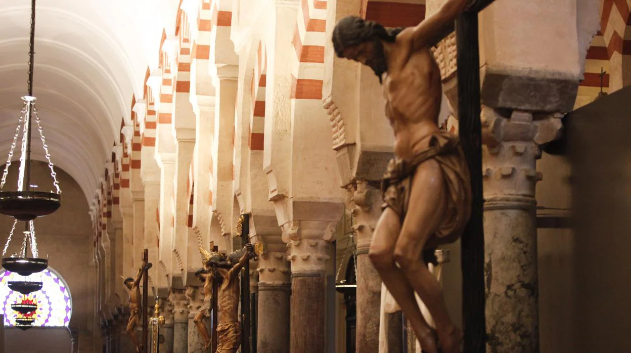 Crucificados de la Vera-Cruz en una exposición en la Mezquita-Catedral de Córdoba