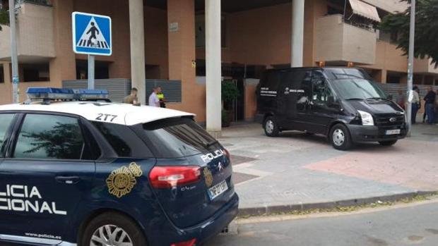 Investigan la muerte de un hombre y una niña tras caer desde un sexto piso en Málaga