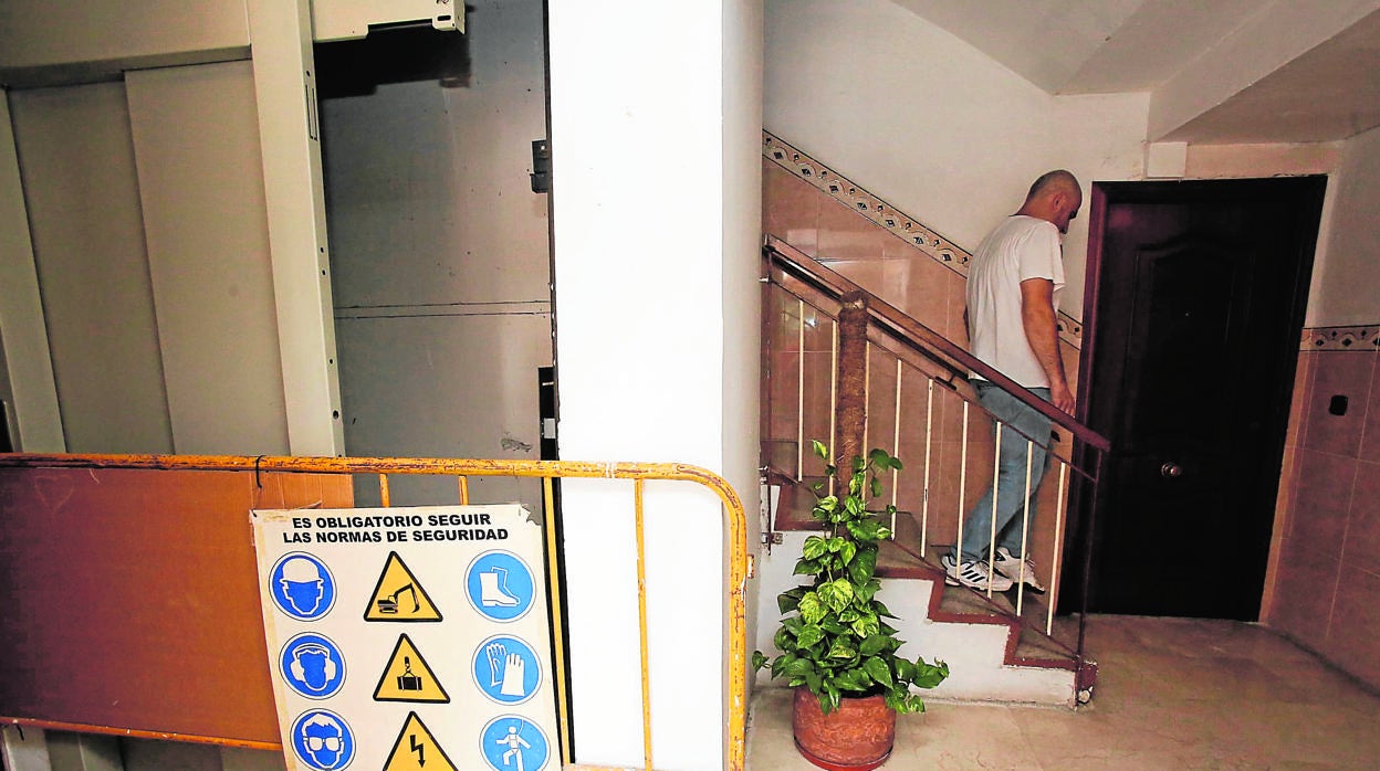 Hueco de un ascensor pendiente de obra en un bloque del barrio de la Fuensanta en agosto pasado