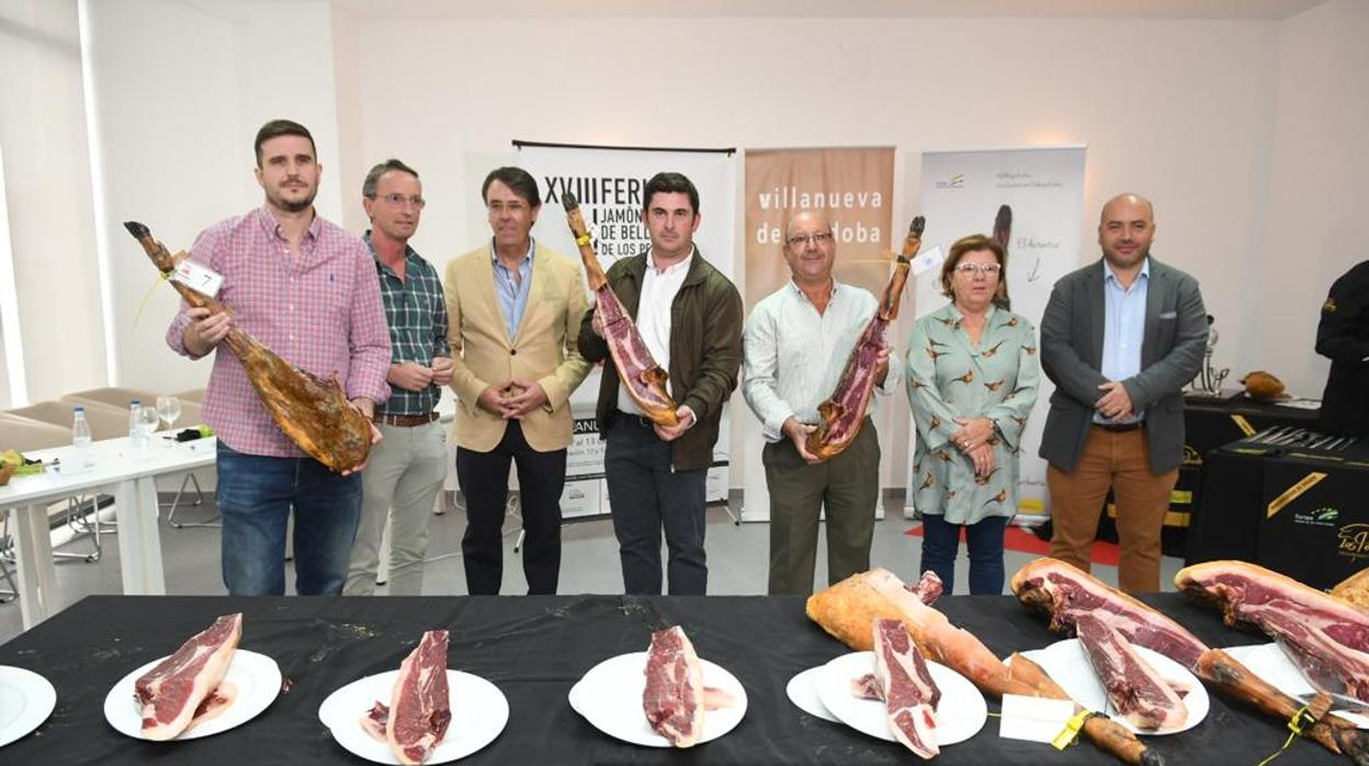 Foto de familia de los ganadores del concurso al mejor jamón de Los Pedroches