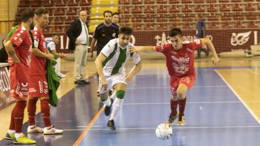 César trata de ganar en carrera a un adversario