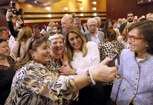 Susana Díaz sefotografía condos asistentas al congreso en presencia de Rosa Aguilar