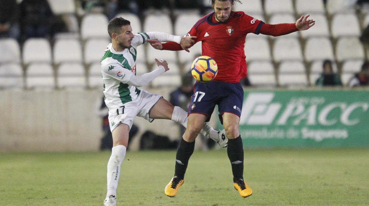 El delantero de Osasuna y excapitán del Córdoba, Xisco Jiménez, controla el balón