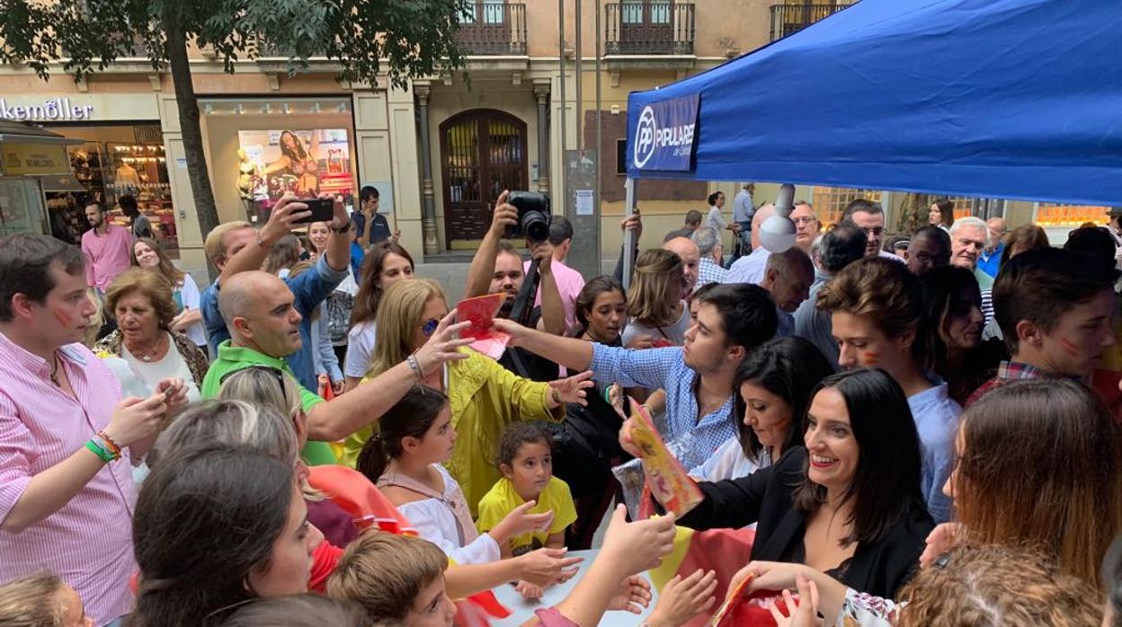 Dirigentes del PP y de Nuevas Generaciones, en el reparto de banderas de España en Córdoba