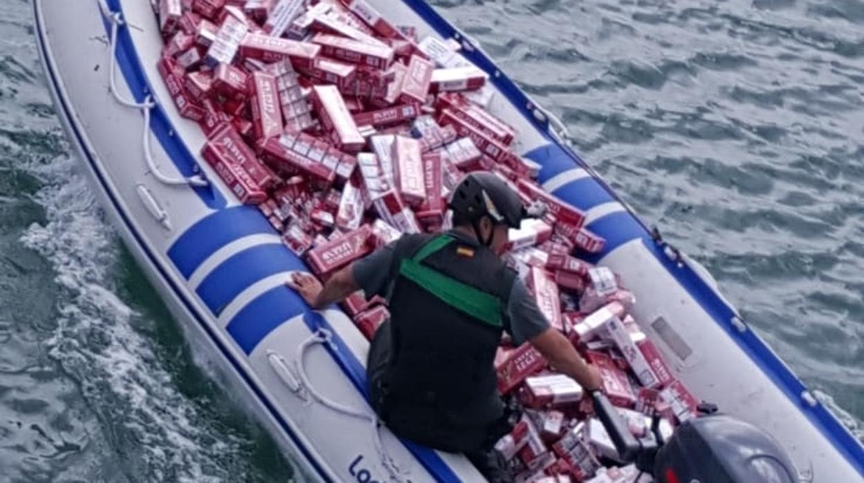 Los contrabandistas entraron por el río Guadiaro con las lanchas llena de cajas de tabaco